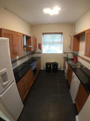 4 Bedrooms, 3 Bathrooms, Comfy beds, 5 Netflix TVs & VAN PARKING